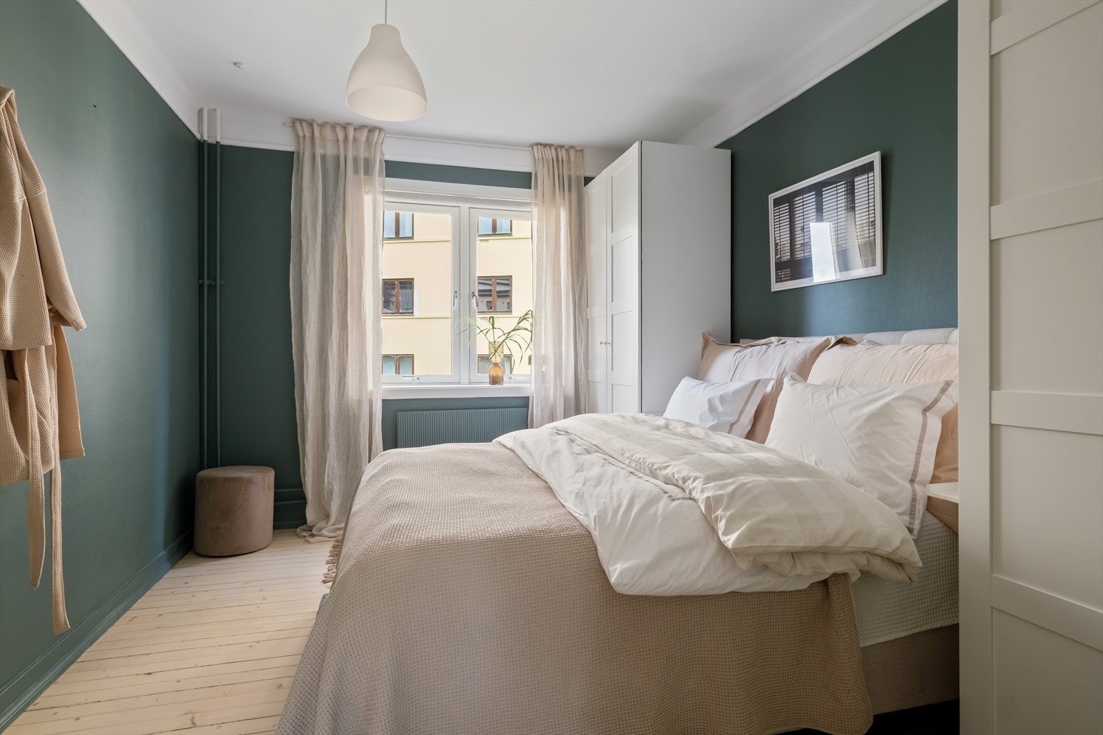 Soverom vender mot bakgård. Galleribilde