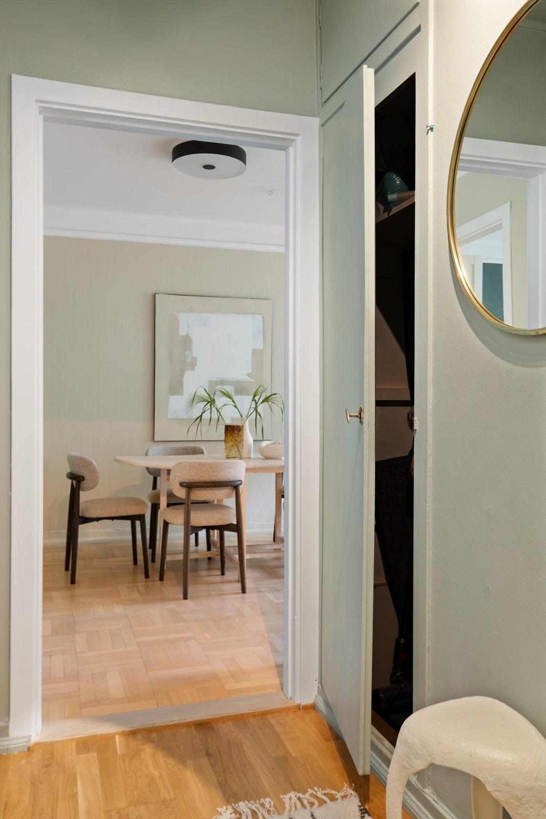 Praktisk skap i tilknytning til entré/gang. Galleribilde
