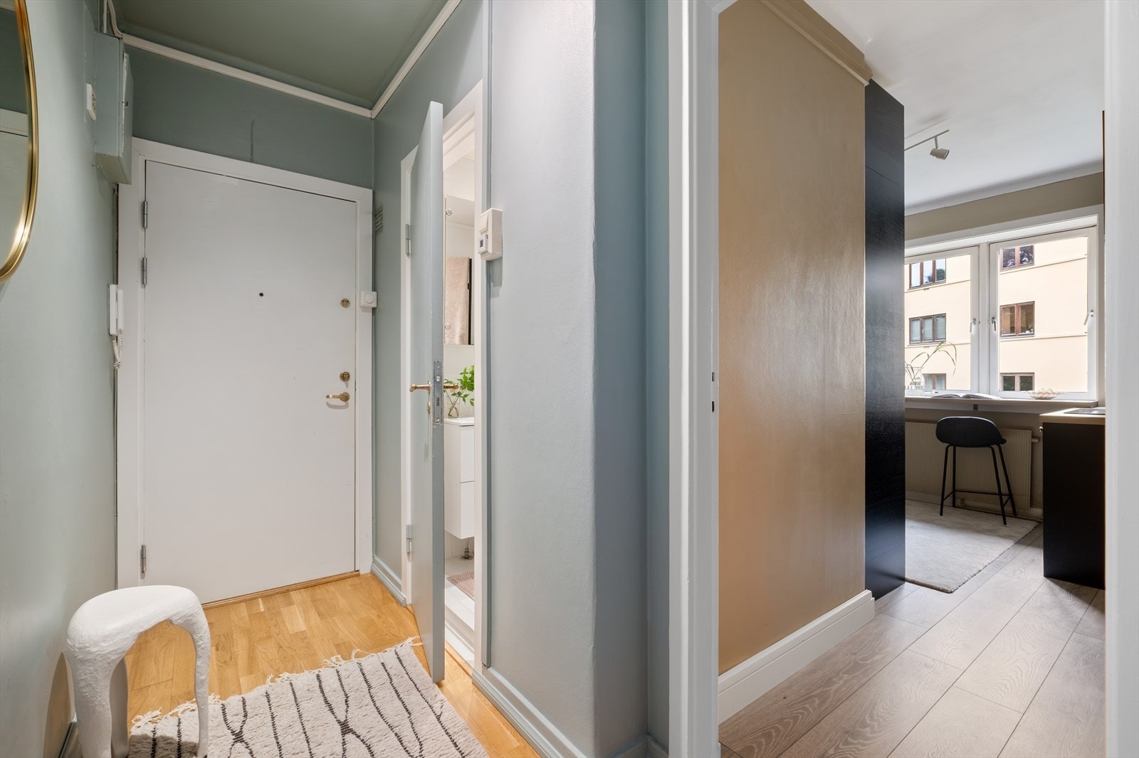 Velkommen inn! Entré med plass til sko og yttertøy. Galleribilde