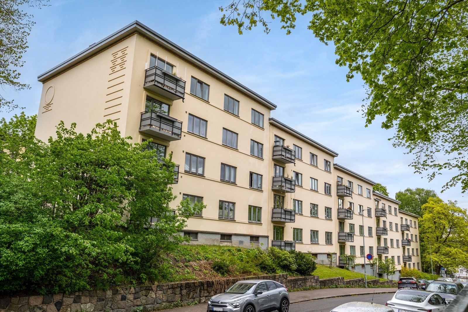 Leiligheten har en svært attraktiv beliggenhet, med gangavstand til alt av byens fasiliteter, samtidig som den ligger rolig til i grønne omgivelser. Galleribilde