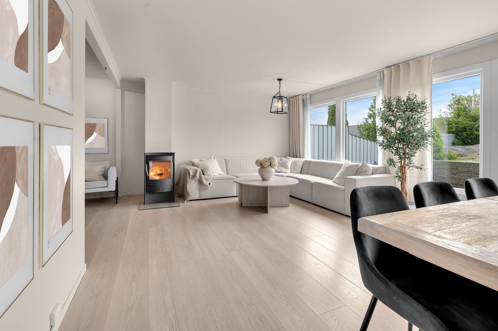 Store vindusflater slipper inn godt med naturlig lys Galleribilde