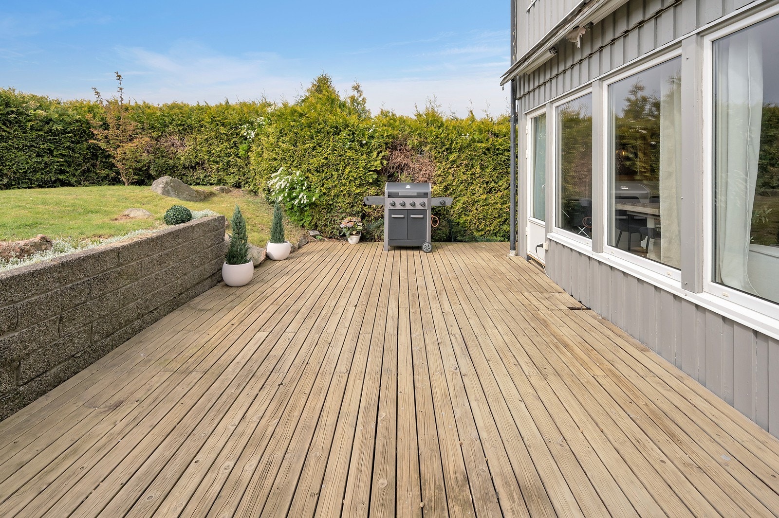 Skjermet terrasse med svært gode solforhold Galleribilde