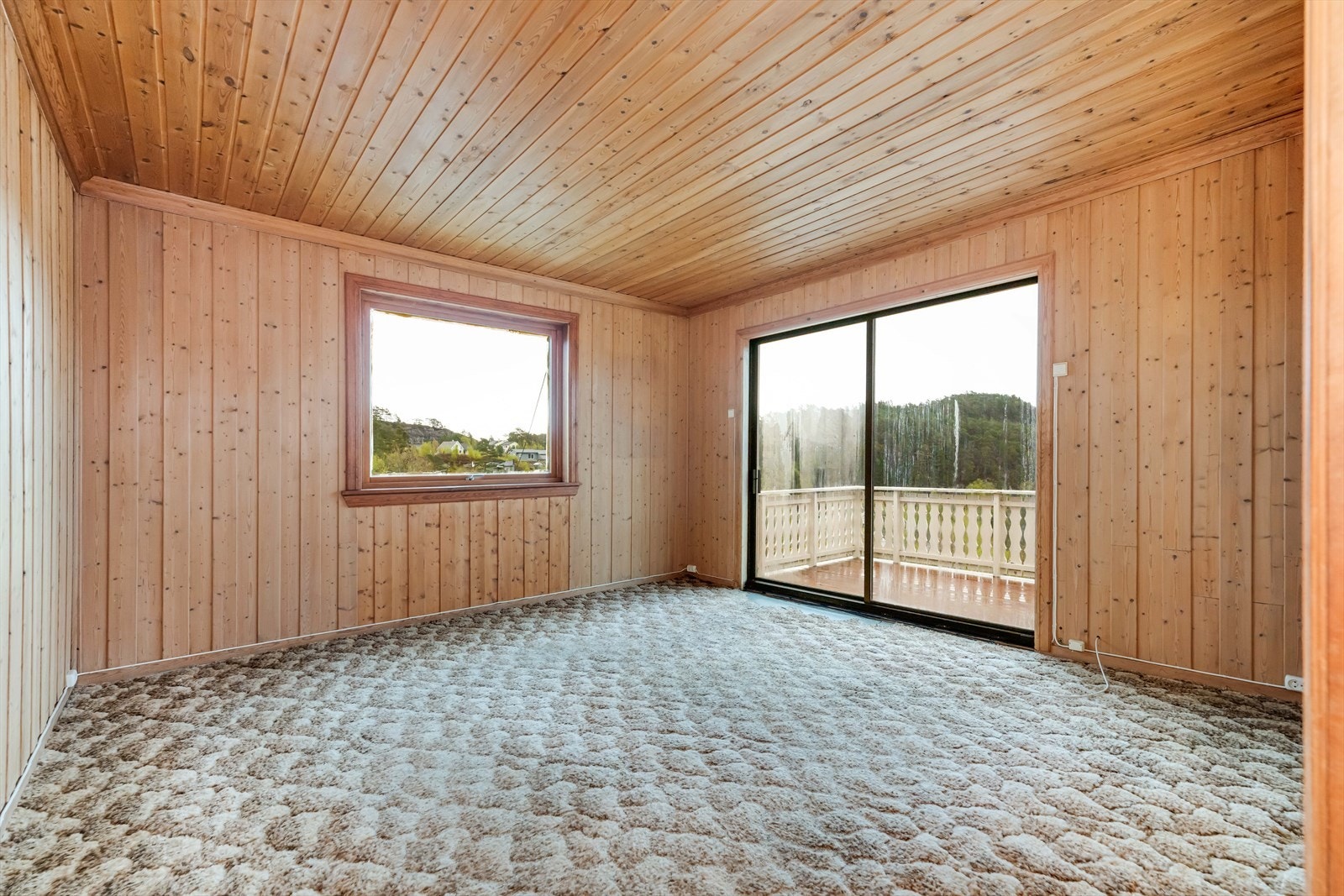 Store vindusflater gir rikelig med naturlig lys og flott utsyn til de naturskjønne omgivelsene. Galleribilde