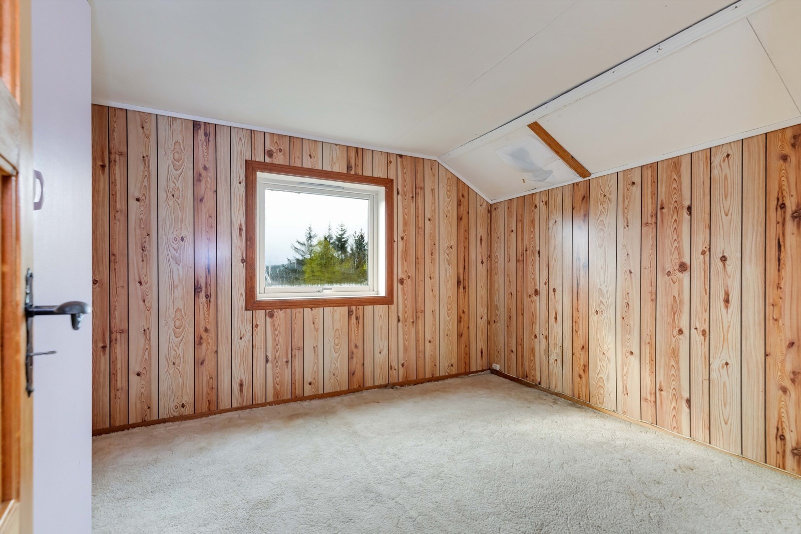 Loftsetasje består av gang og to soverom Galleribilde