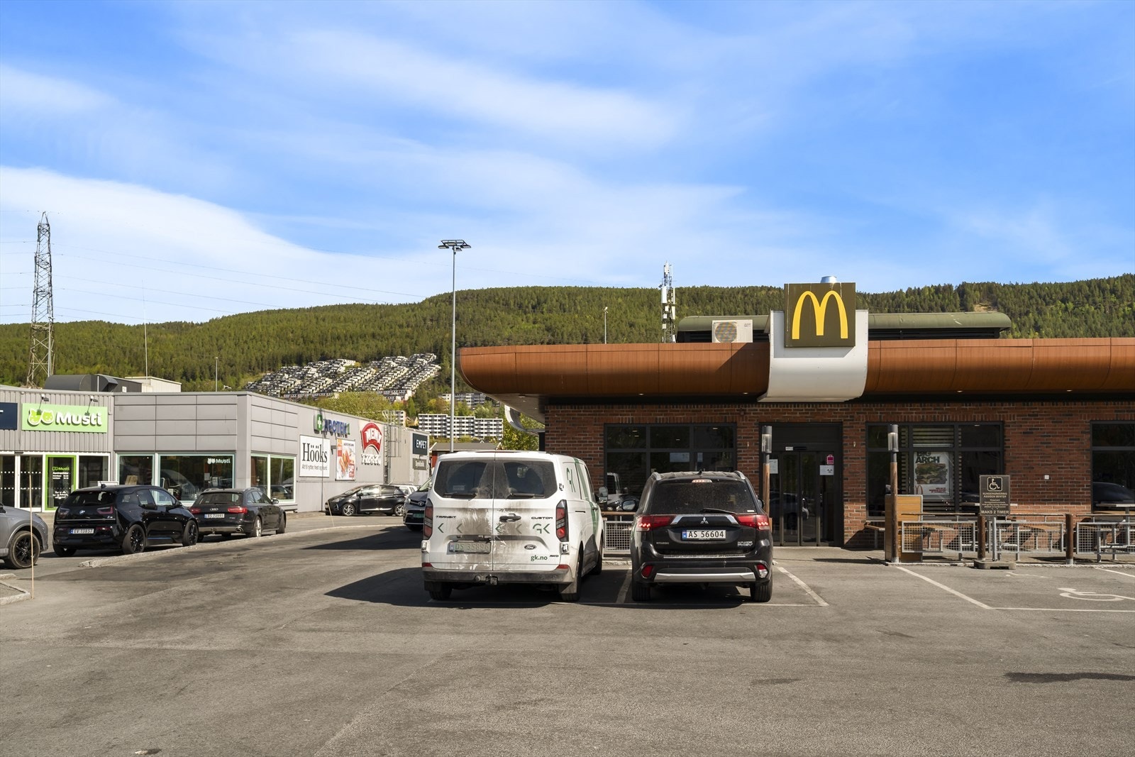 Perfekt beliggenhet for travle dager, med McDonald´s like i nærheten for rask lunsj eller takeaway. Galleribilde