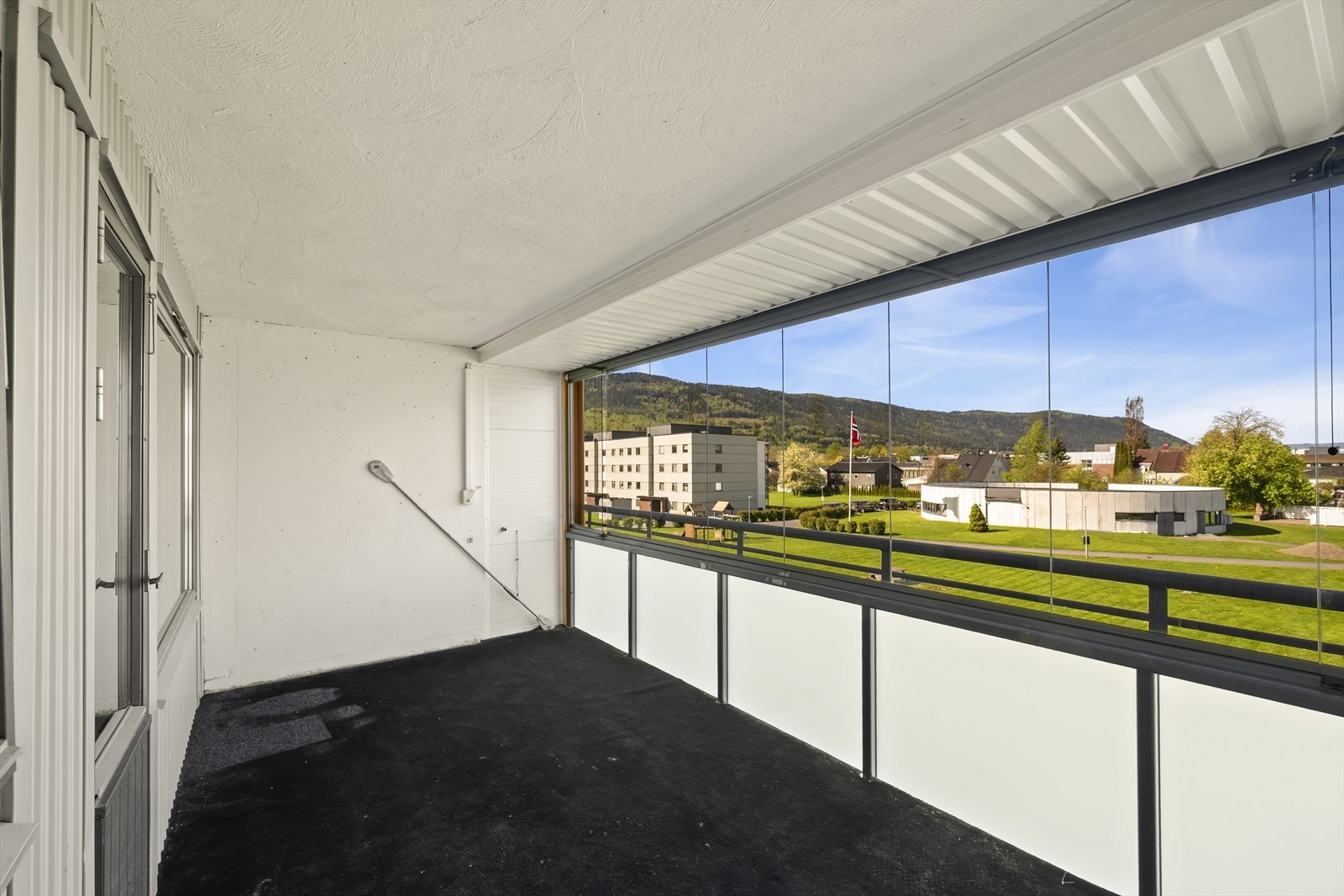 BalkongInnglasset balkong med fine lysforhold. Galleribilde