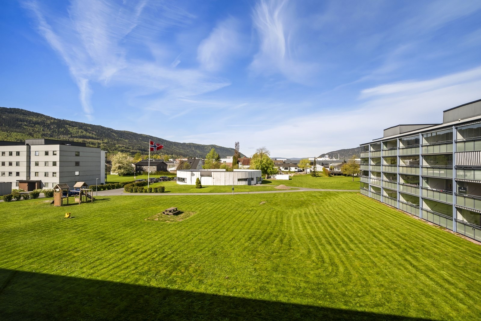 Felles uteområder med grønt preg. Galleribilde