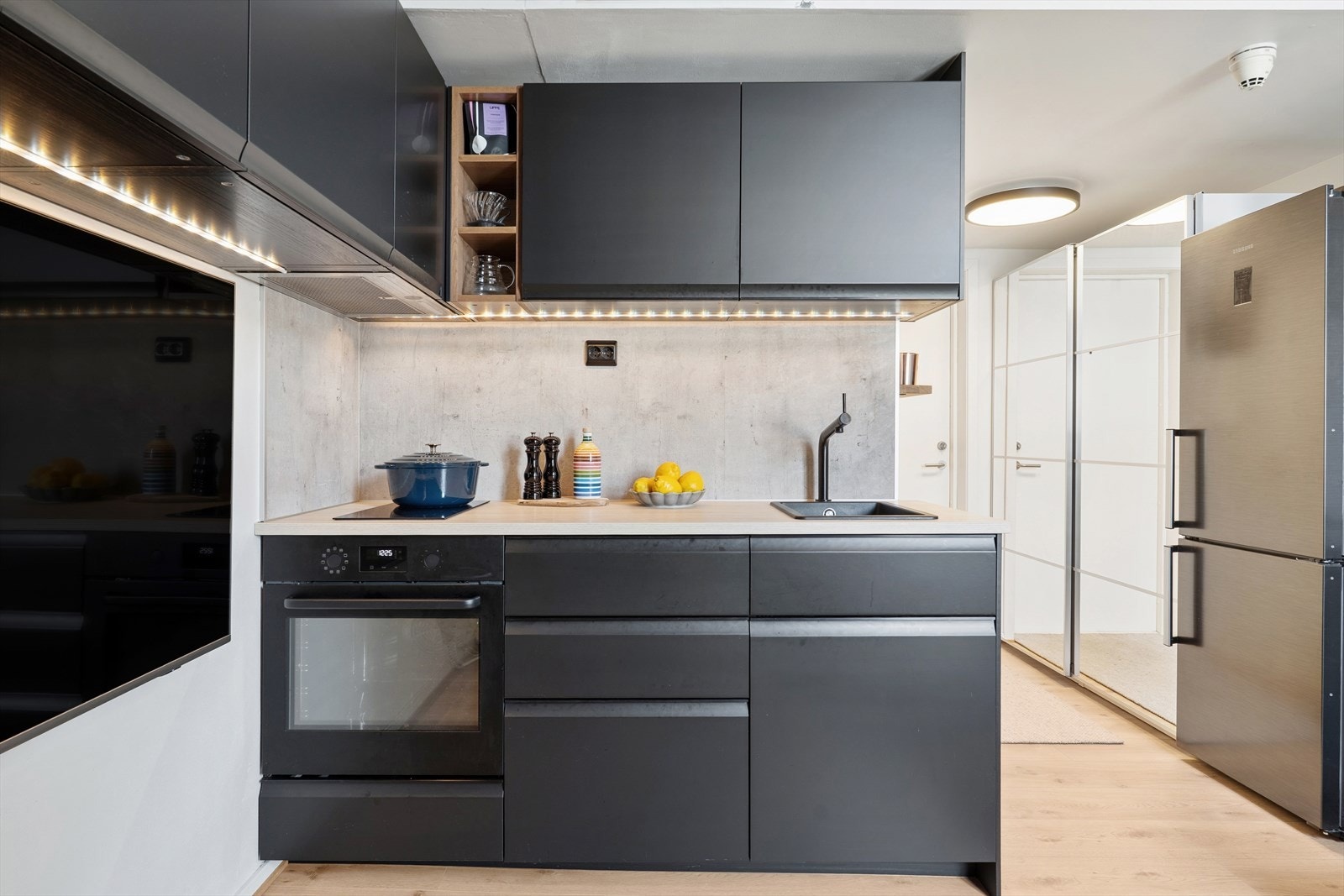 Kjøkkeninnredningen er fra IKEA og ble oppgradert i 2023, noe som gir et stilrent og tidsriktig preg Galleribilde