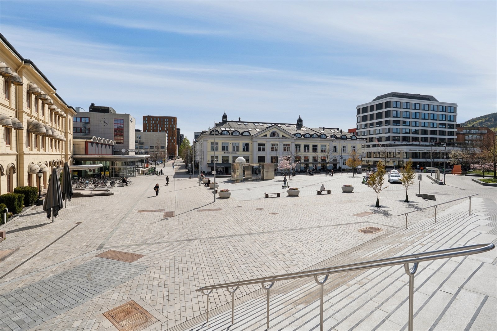 Det er også kort vei til flotte turmuligheter i Drammensmarka, med stier opp mot Spiralen og videre innover marka. I tillegg finnes gode ski- og turmuligheter i Strømsøåsen og på Drafnkollen med lysløyper og variert terreng Galleribilde