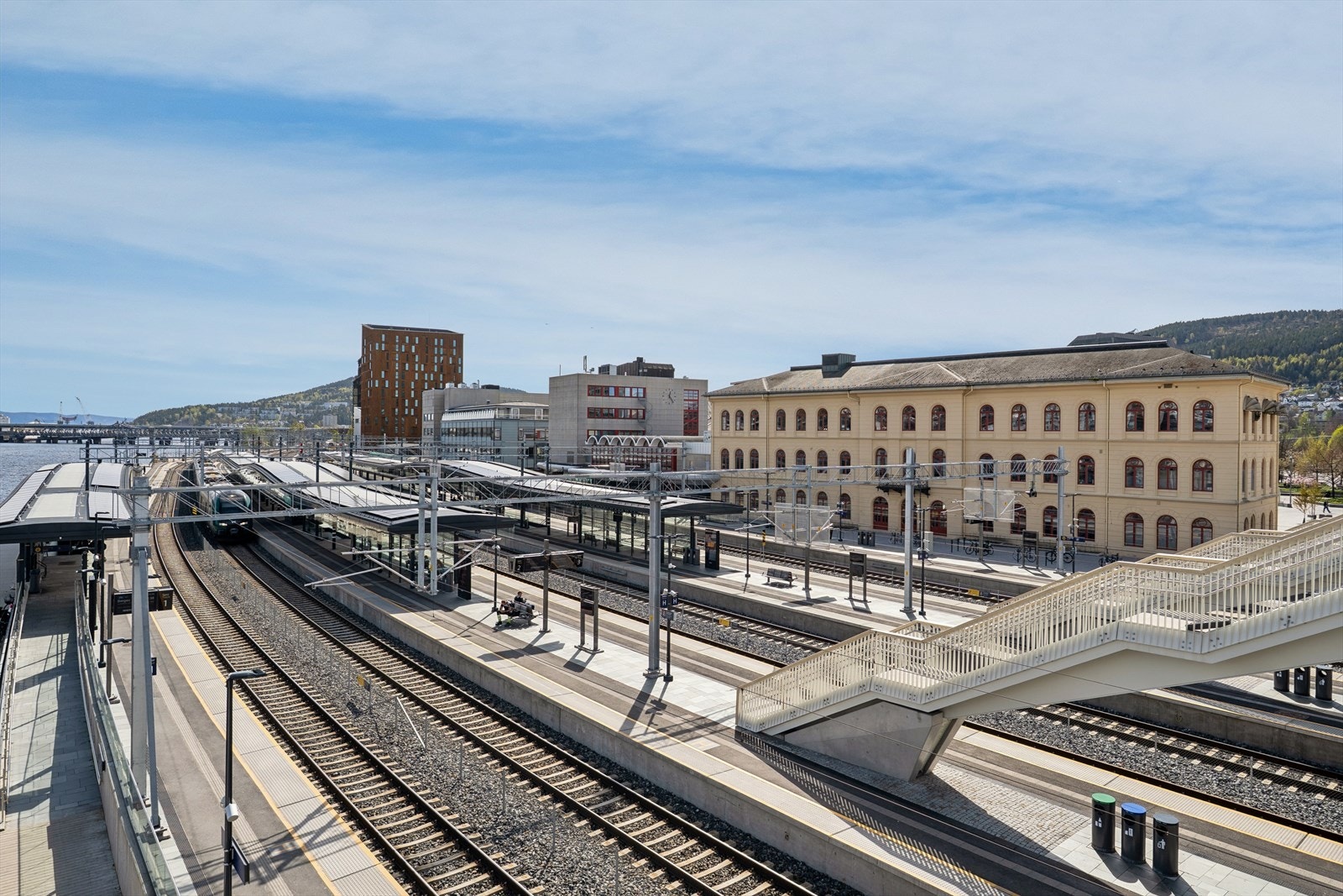 Drammen stasjon ligger kun en kort spasertur unna, noe som gir meget gode pendlermuligheter med både tog og buss. Busstasjonen med flere forbindelser finner du også på Strømsø torg. Galleribilde