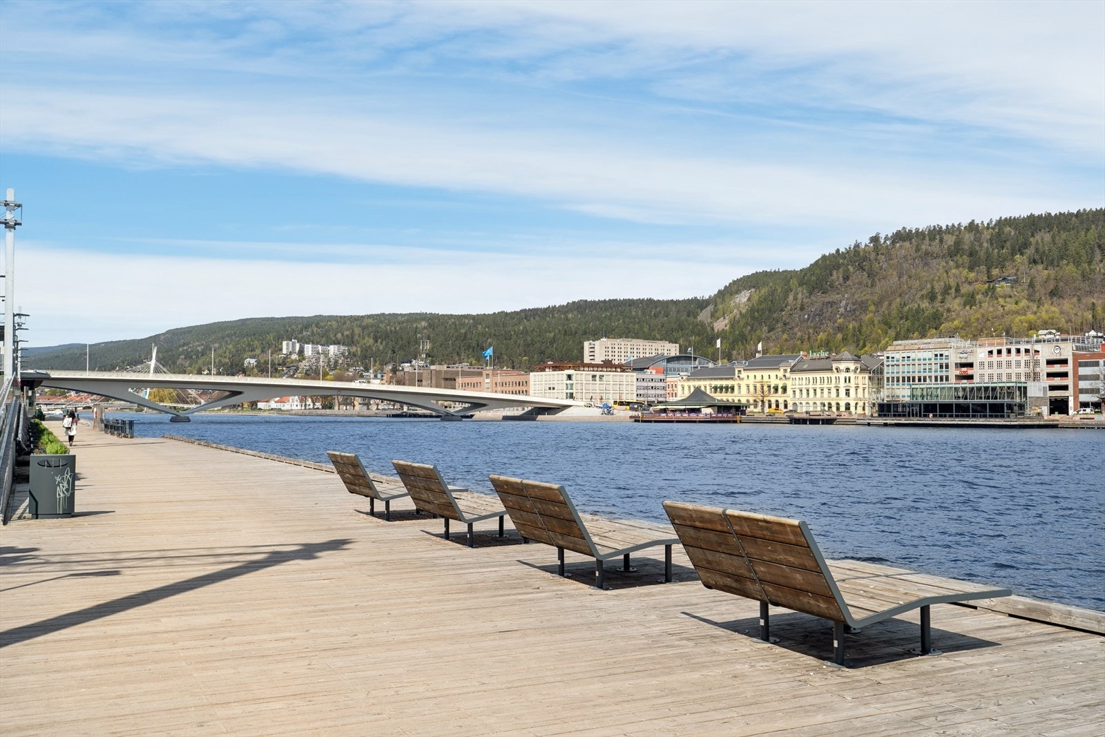Området byr på en perfekt kombinasjon av urbant byliv og nærhet til flotte rekreasjonsområder. Elvepromenaden ligger i umiddelbar nærhet, og gir gode muligheter for hyggelige turer langs vannet. Galleribilde