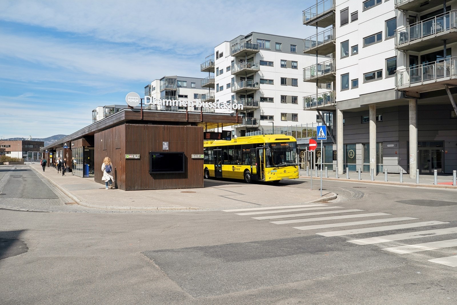 Området har et bredt tilbud av organiserte fritidsaktiviteter. Blant annet tilbyr Strømsgodset IF aktiviteter for barn og unge på Gulskogen, idrettsanlegg på Marienlyst med blant annet kunstgress, tennisbaner og skøytemuligheter vinterstid Galleribilde