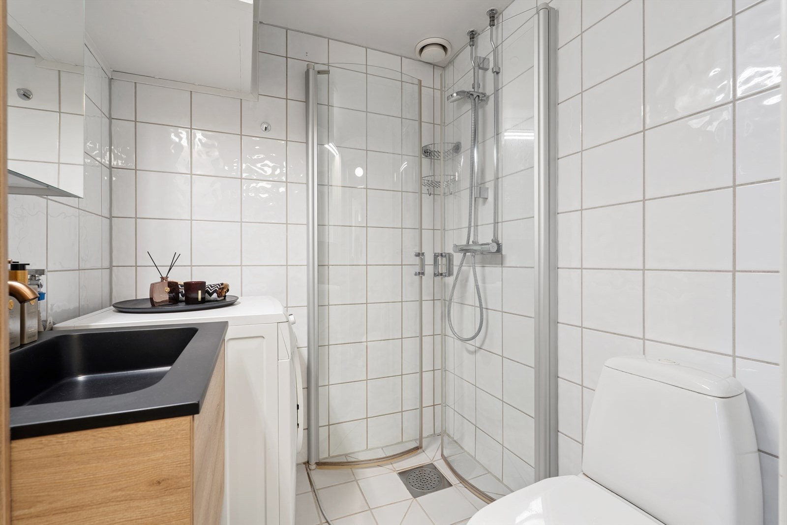 Pent og praktisk baderom med flislagte overflater og varmekabler i gulv. Galleribilde