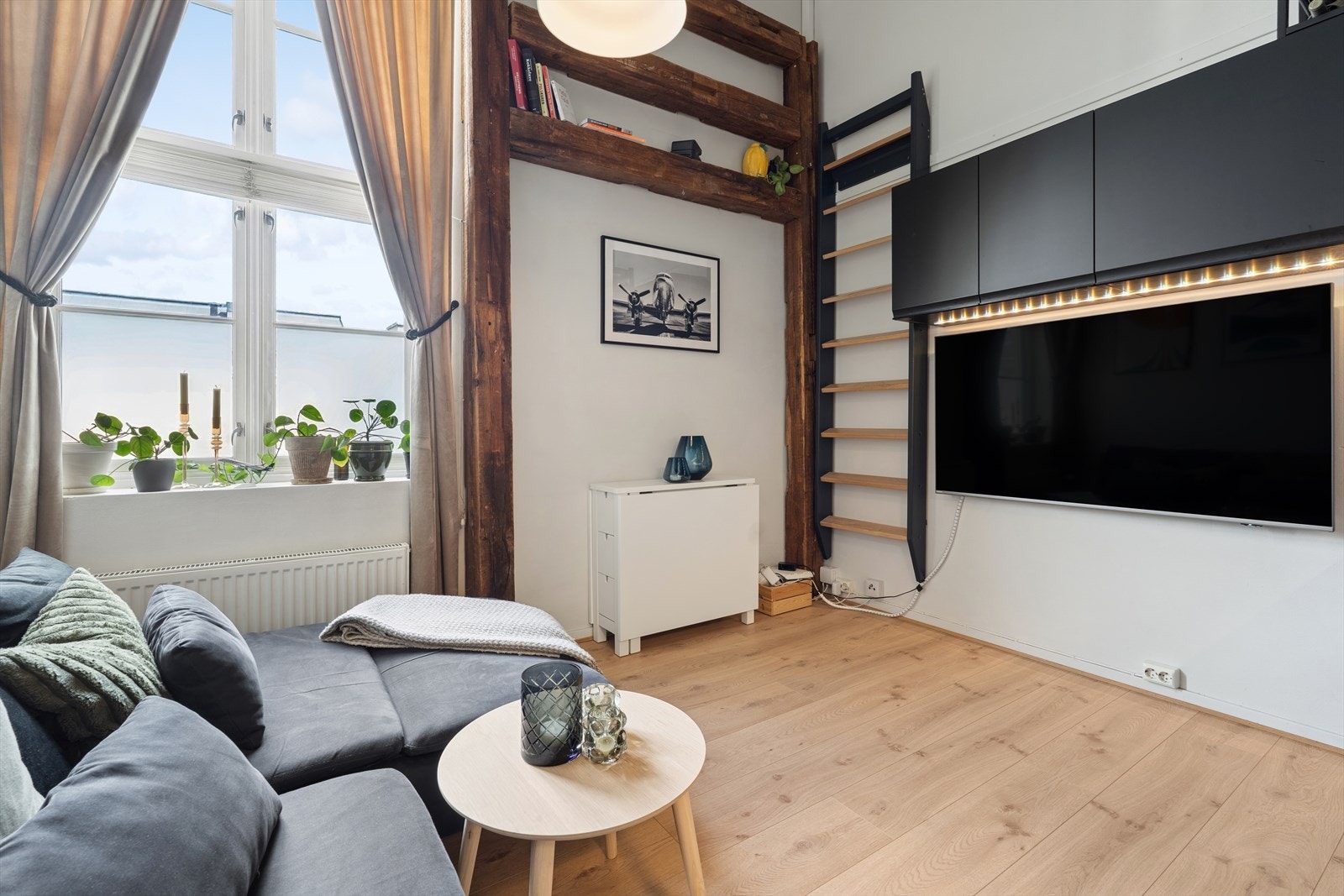 Med en naturlig flyt mot både spiseplass/ kjøkken får du en moderne og sosial planløsning som passer både til hverdagsbruk og når du har gjester Galleribilde