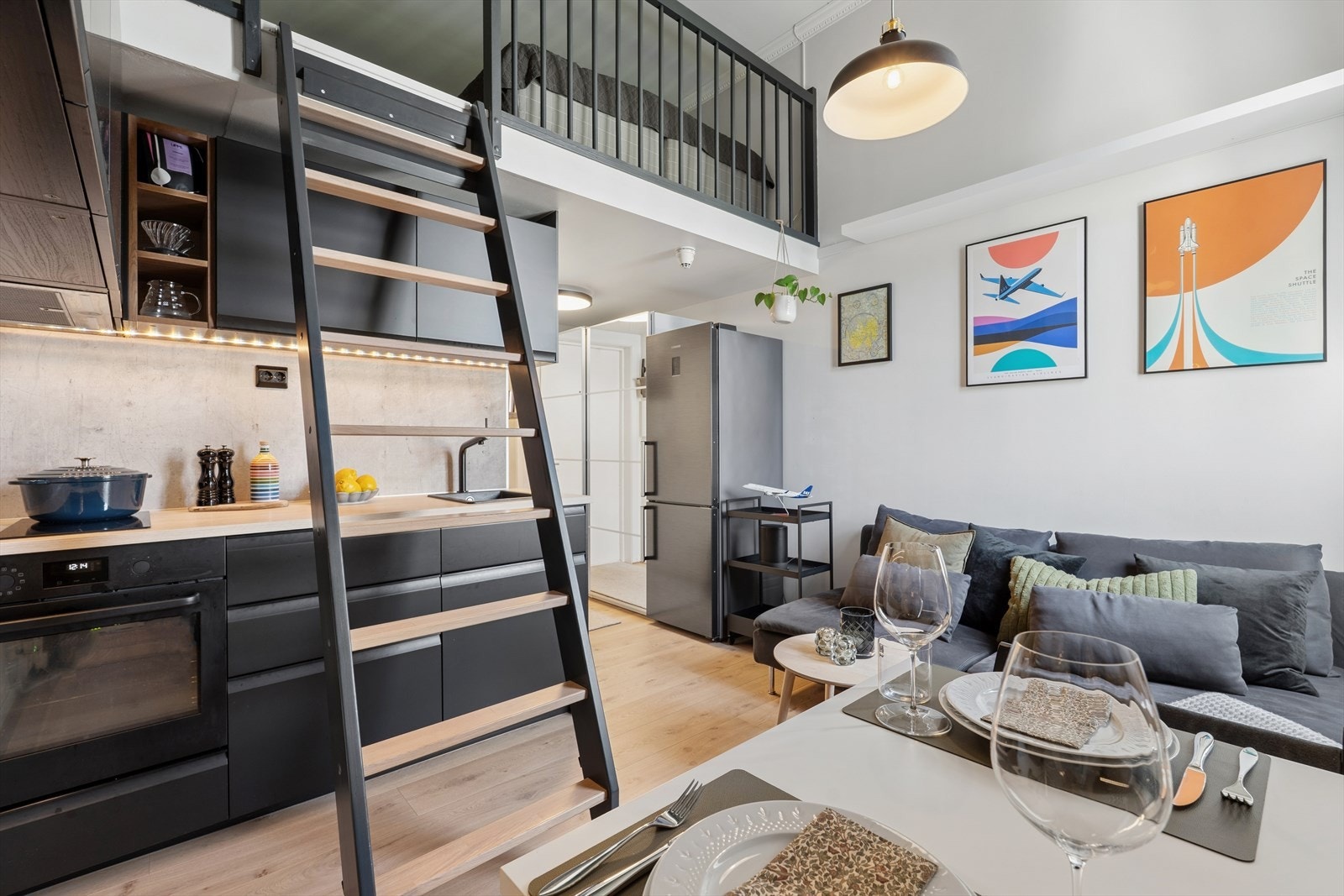 Boligen fremstår med en praktisk og funksjonell planløsning, og inneholder entré, stue med gode møbleringsmuligheter, kjøkken, bad samt en hems som gir ekstra plass og fleksibilitet. Galleribilde