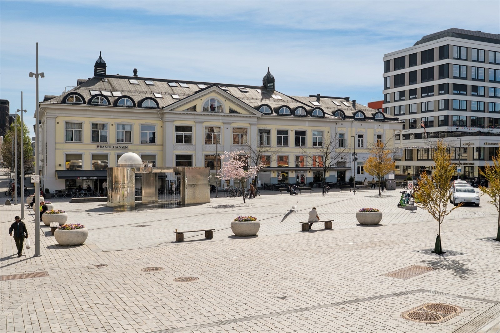 Like ved finner man også Union Brygge med sitt urbane mangfold av boliger, kontorer, restauranter, barer, butikker, torg, båthavn og et levende kulturliv. Her ligger også Kunnskapsparken Papirbredden og Union Scene Galleribilde