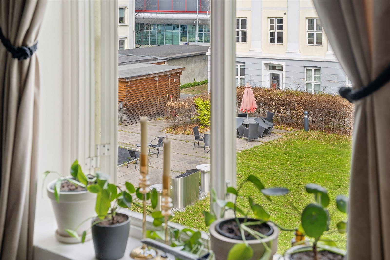 Flott utsikt mot bakgården og fellesområdet! Galleribilde