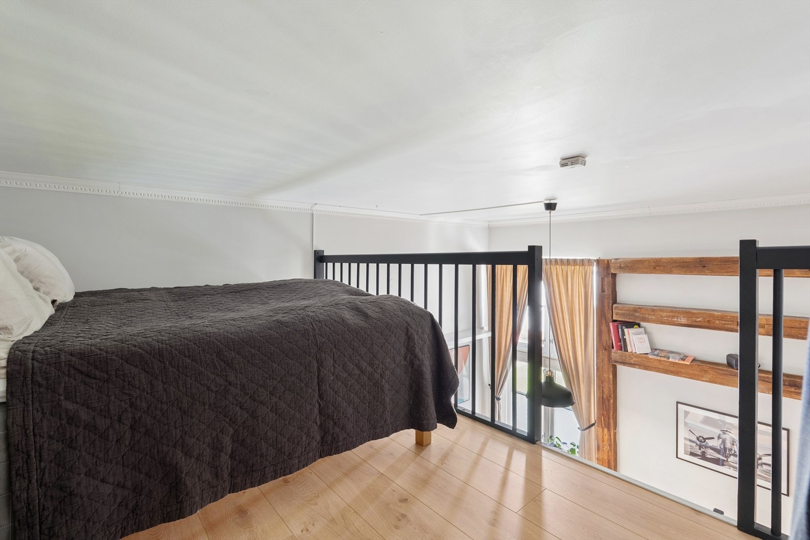 Selv om hemsen har lav takhøyde og ikke er måleverdig areal, gir den verdifull ekstra plass - perfekt som sovealkove eller til oppbevaring. Galleribilde