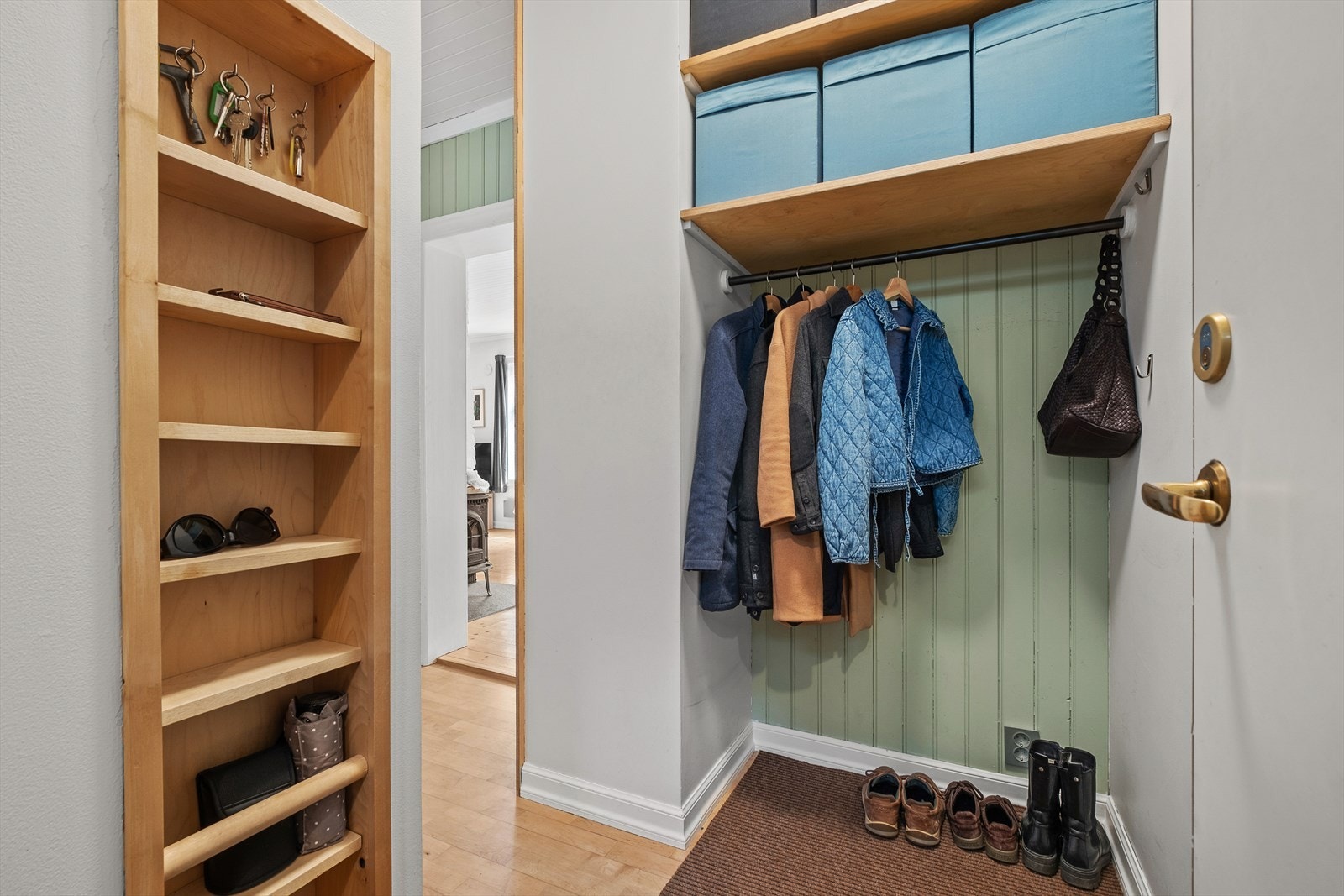 Romslig entrè på ca 7m². Her er det laget smarte løsninger for oppheng av yttertøy. Galleribilde