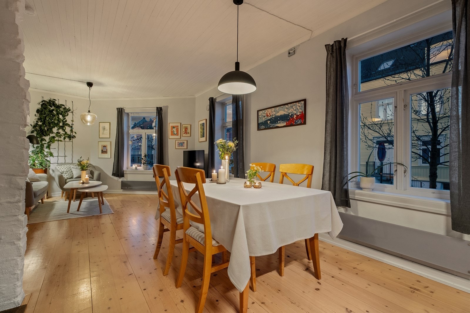 Stuens størrelse gjør den enkel å dele inn i flere soner. Her har du god plass til ønsket størrelse på spisegruppen. Galleribilde