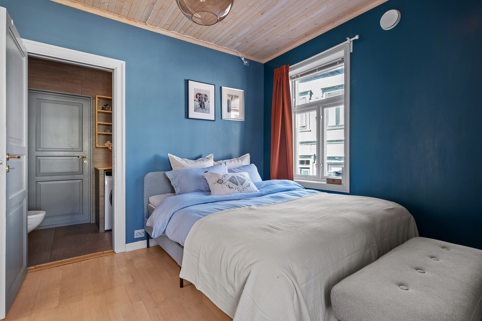 Hovedsoverommet på 12m² vender ut mot den rolige bakgården og har god plass til ønsket sengestørrelse. Galleribilde