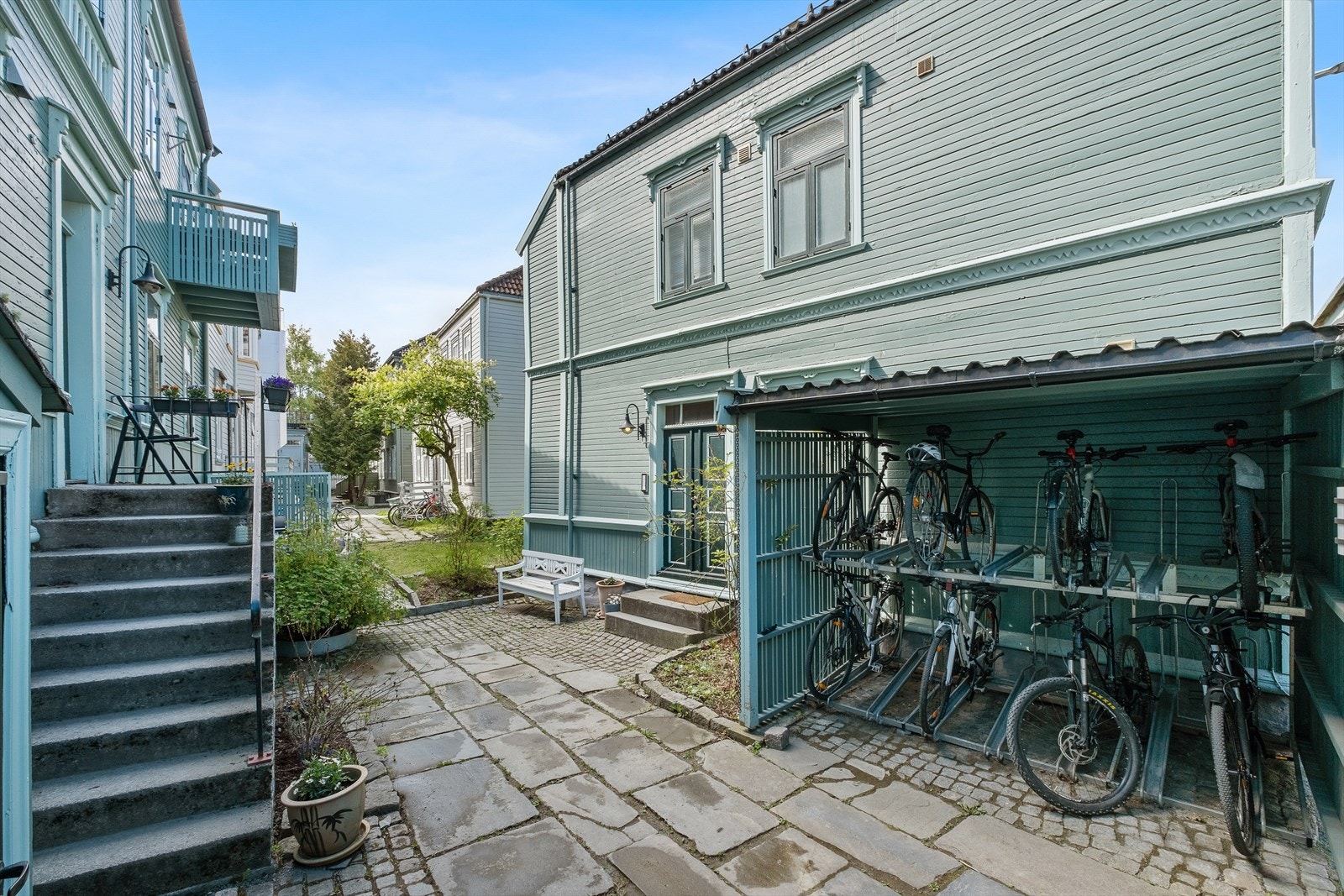 I bakgården er det takoverbygd sykkelparkering. Galleribilde
