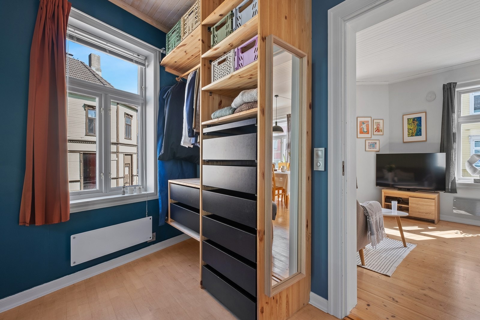 Her er det montert en praktisk garderobeløsning. Galleribilde