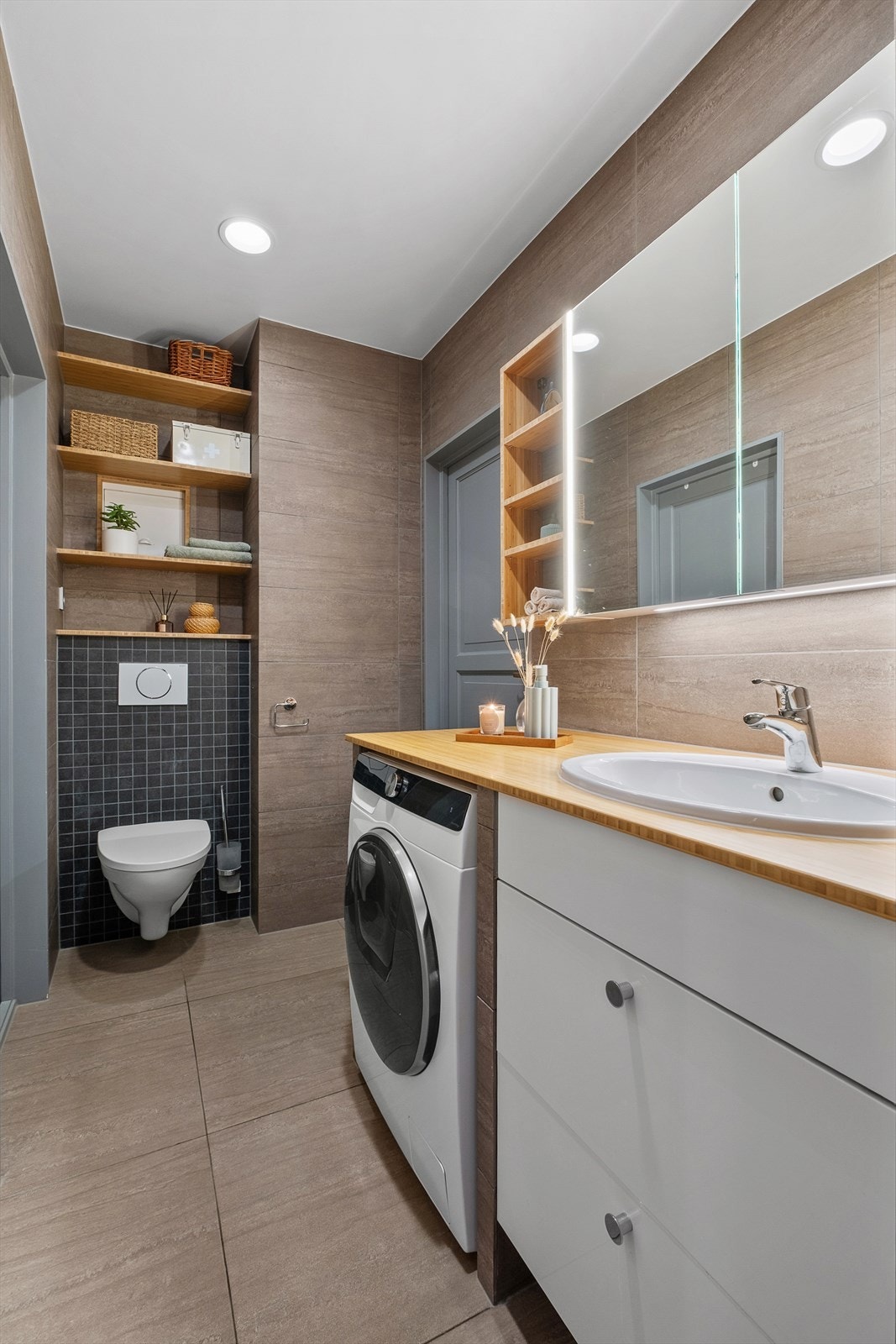 Badet er utstyrt med bla. opplegg for vaskemaskin, behagelig gulvvarme, vegghengt toalett og servant med gode oppbevaringsmuligheter. Galleribilde