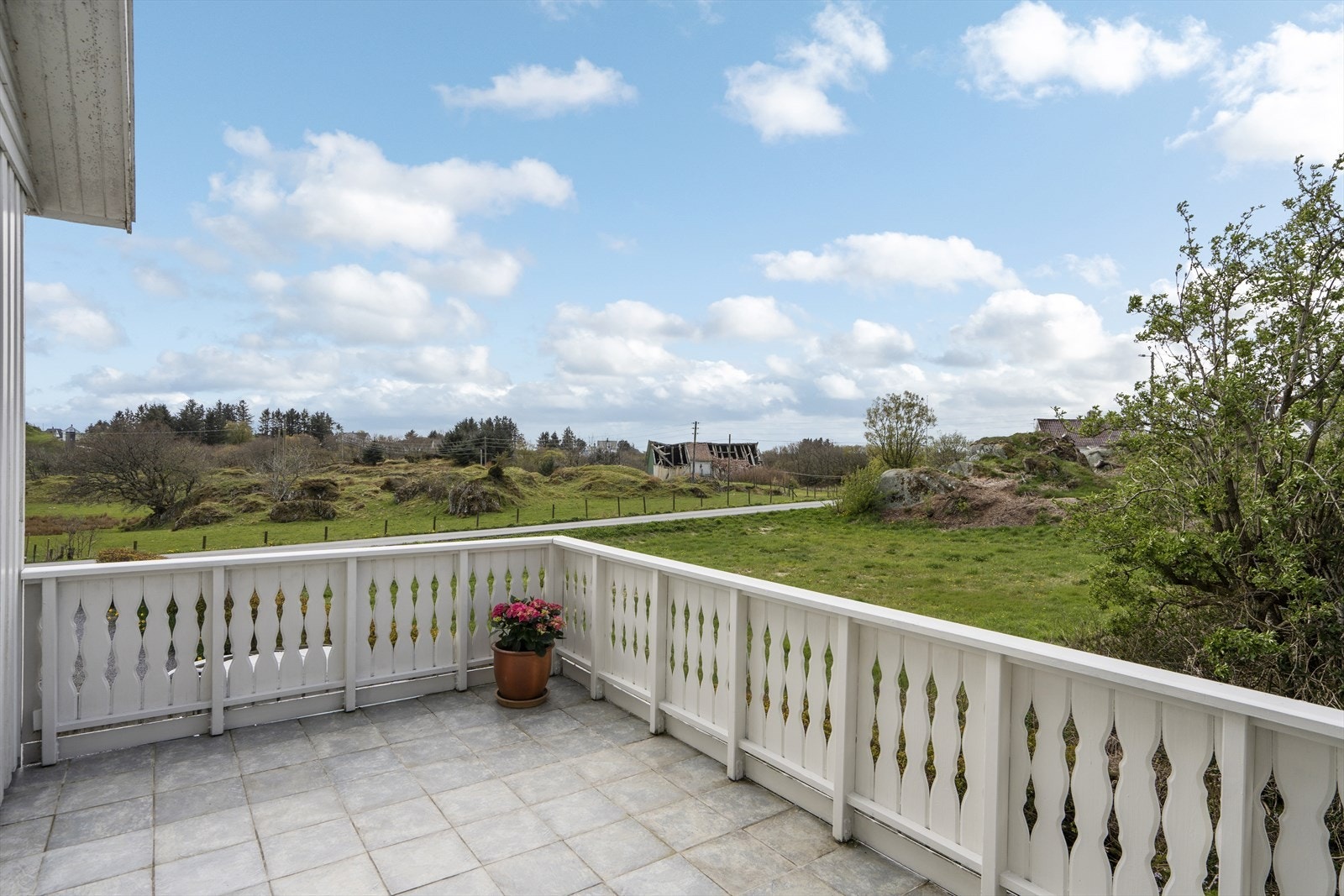 Boligen har en stor og usjenert terrasse i 1. etasje som er lun og skjermet for nordavind Galleribilde