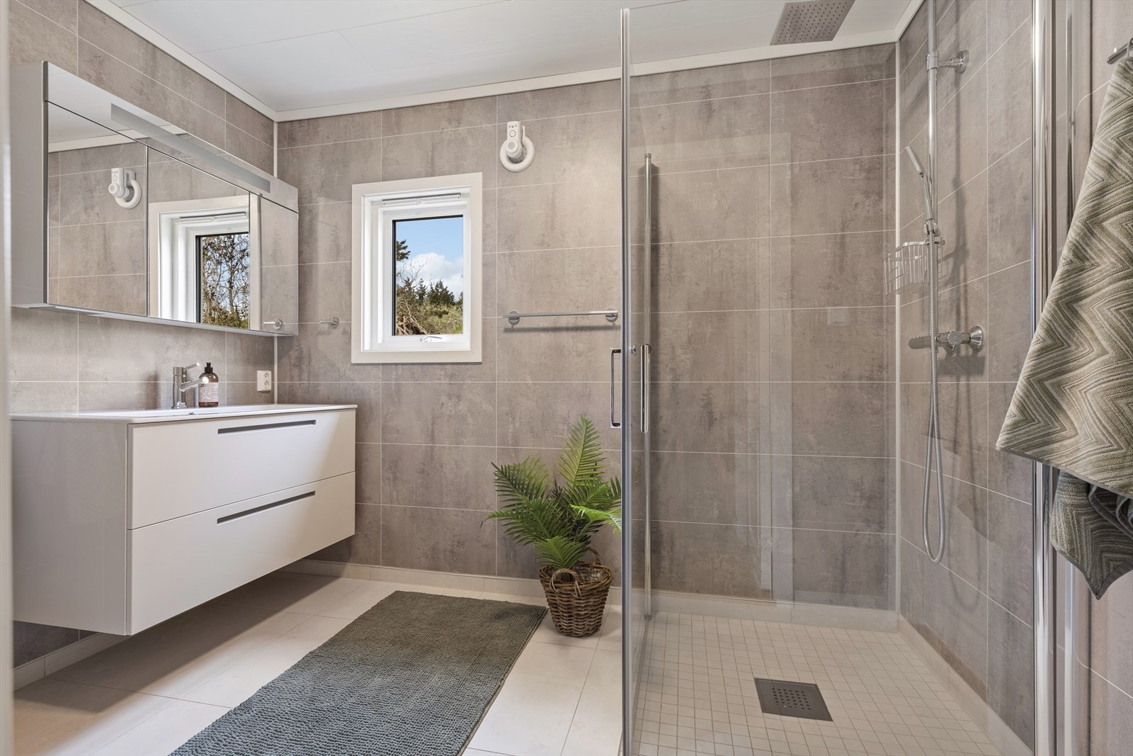 Det flotte badet i 1. etasje ble utvidet og pusset opp i 2019 Galleribilde