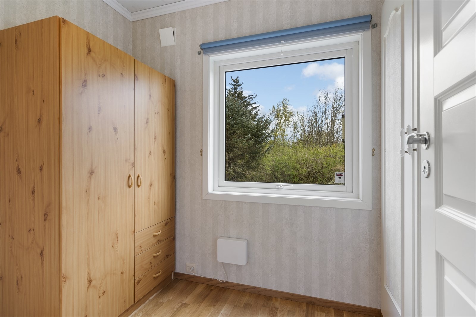 Fra badet er det direkte adkomst til eget garderoberom med masse oppbevaringsplass Galleribilde