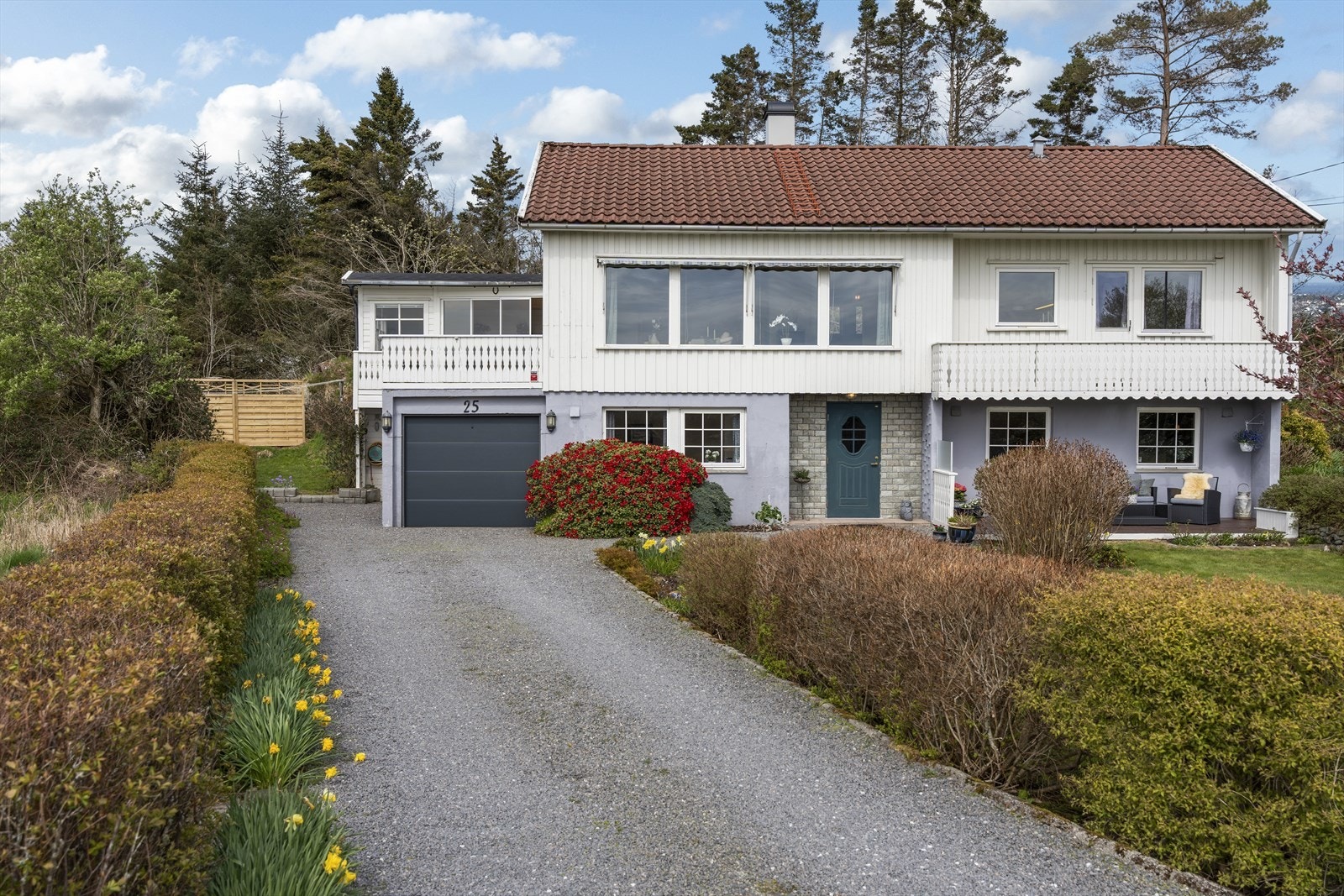 Dalstrevegen 25 er en landlig og idyllisk beliggende familiebolig som er innredet over to plan Galleribilde