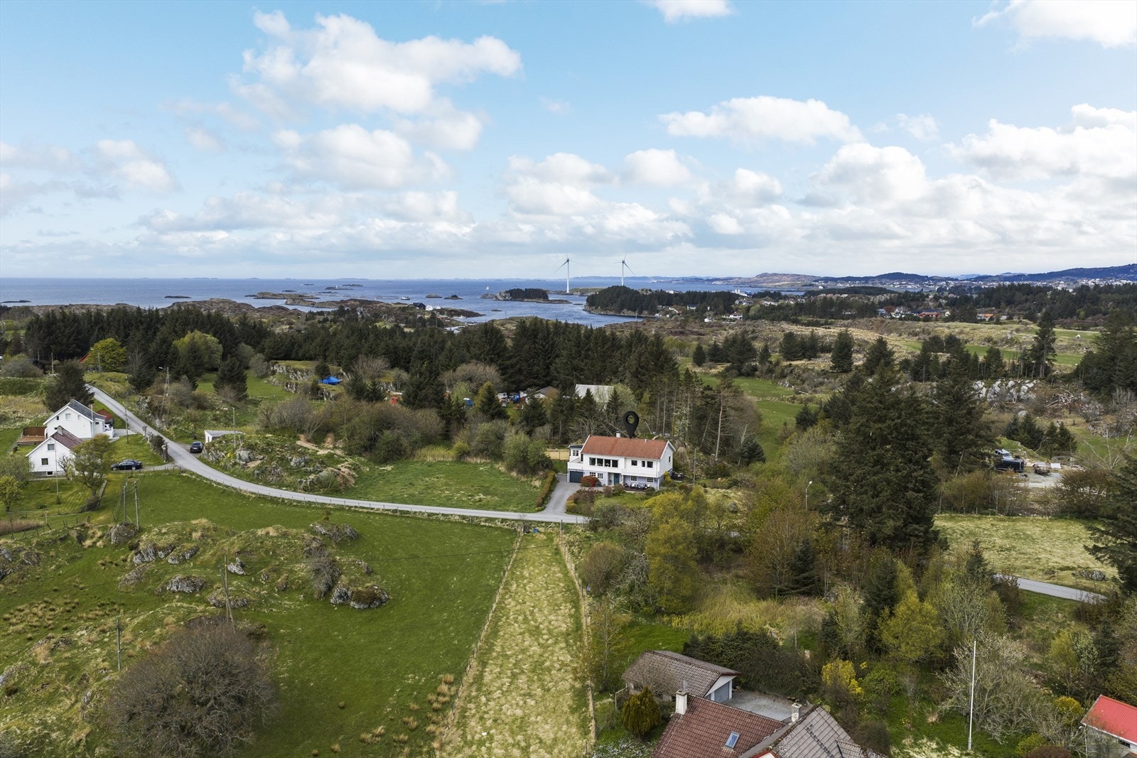 Eiendommen ligger fritt og fint til i barnevennlige omgivelser på Torvastad/Dale Galleribilde