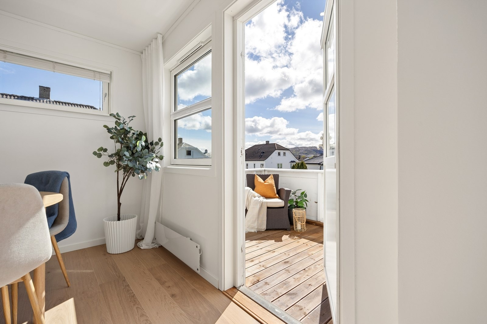 Fra stuen har du også utgang til boligens balkong Galleribilde