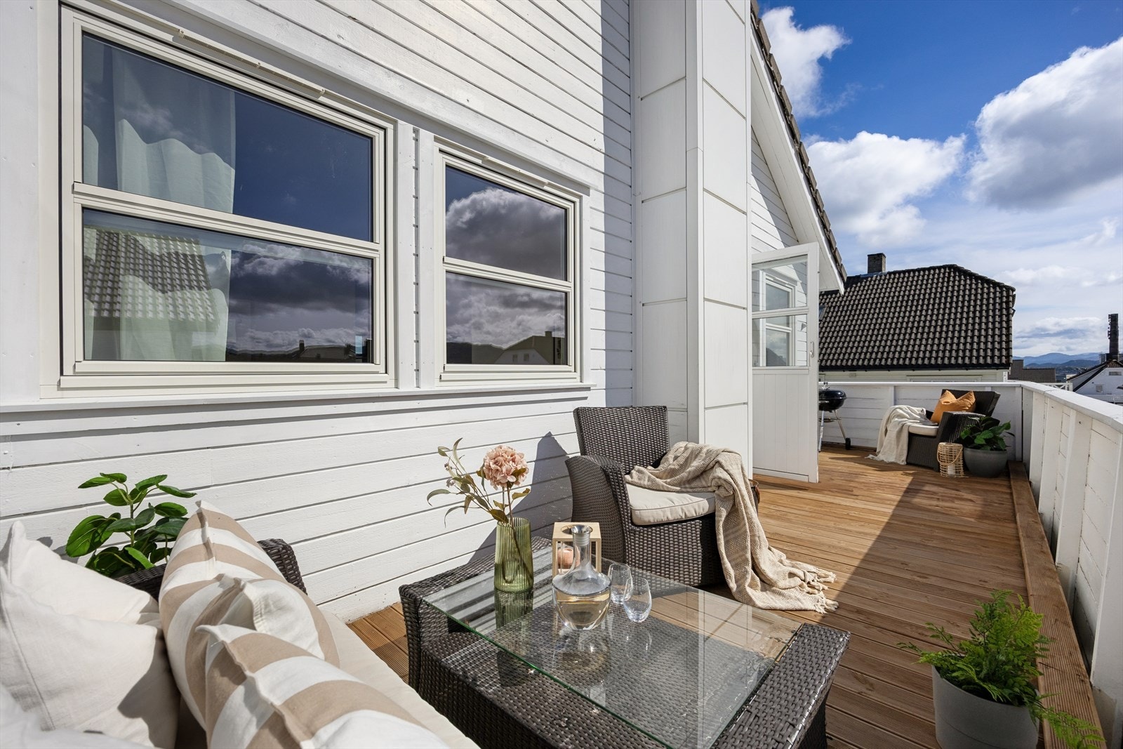 Balkongen er oppmålt til 16 kvm og har terrassebord på dekket Galleribilde