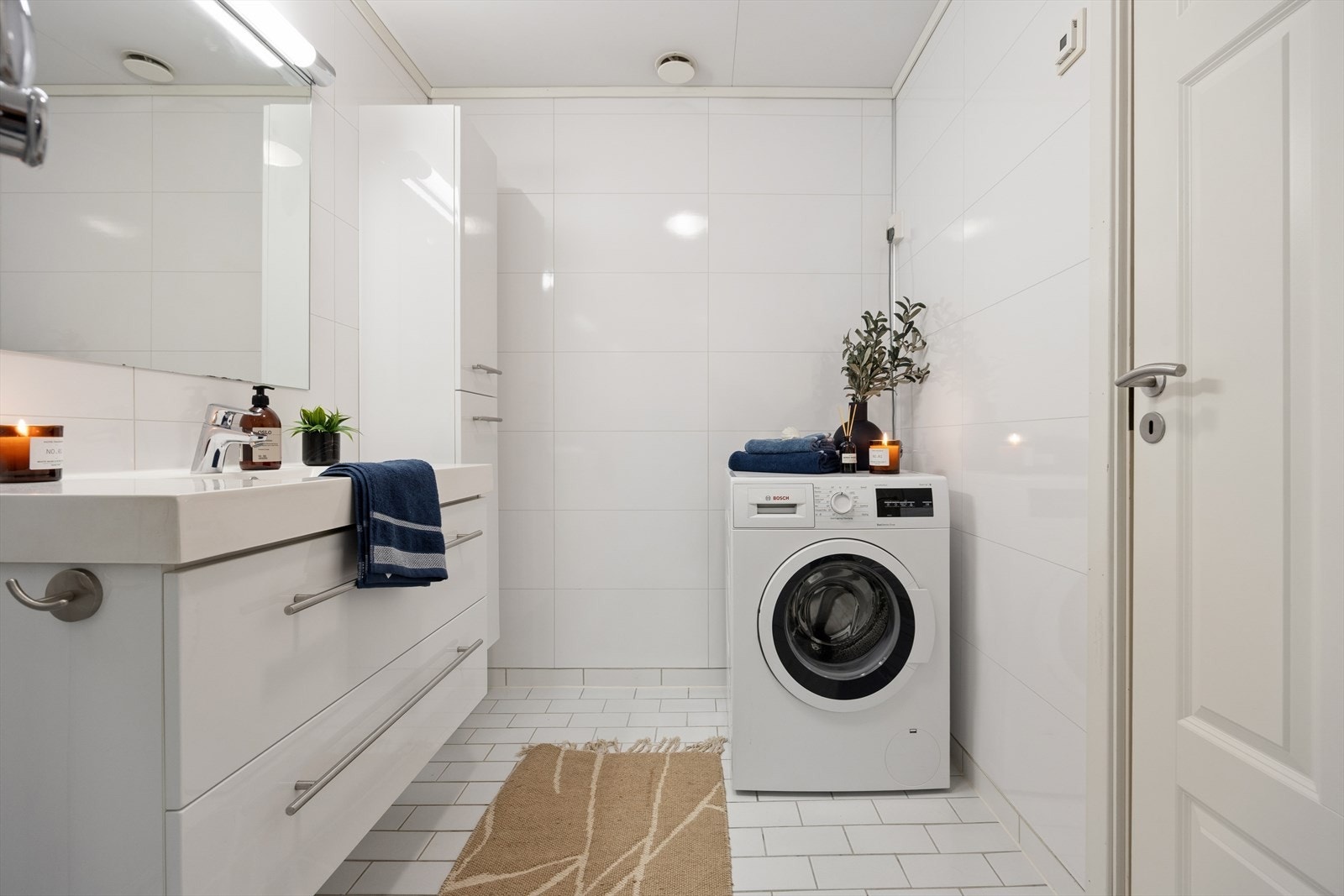 Lyst og pent baderom med opplegg for vaskemaskin. Badet er oppgradert i 2014 Galleribilde