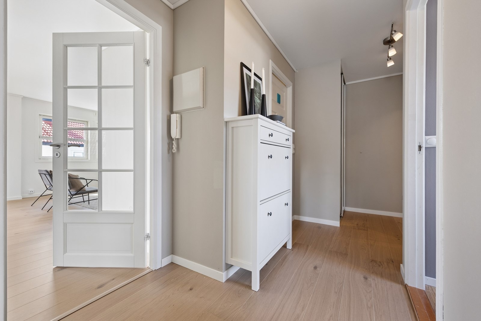 Velkommen inn! I entréen har man gode muligheter til å stue bort yttertøyet i plassbygd garderobeløsning. Galleribilde