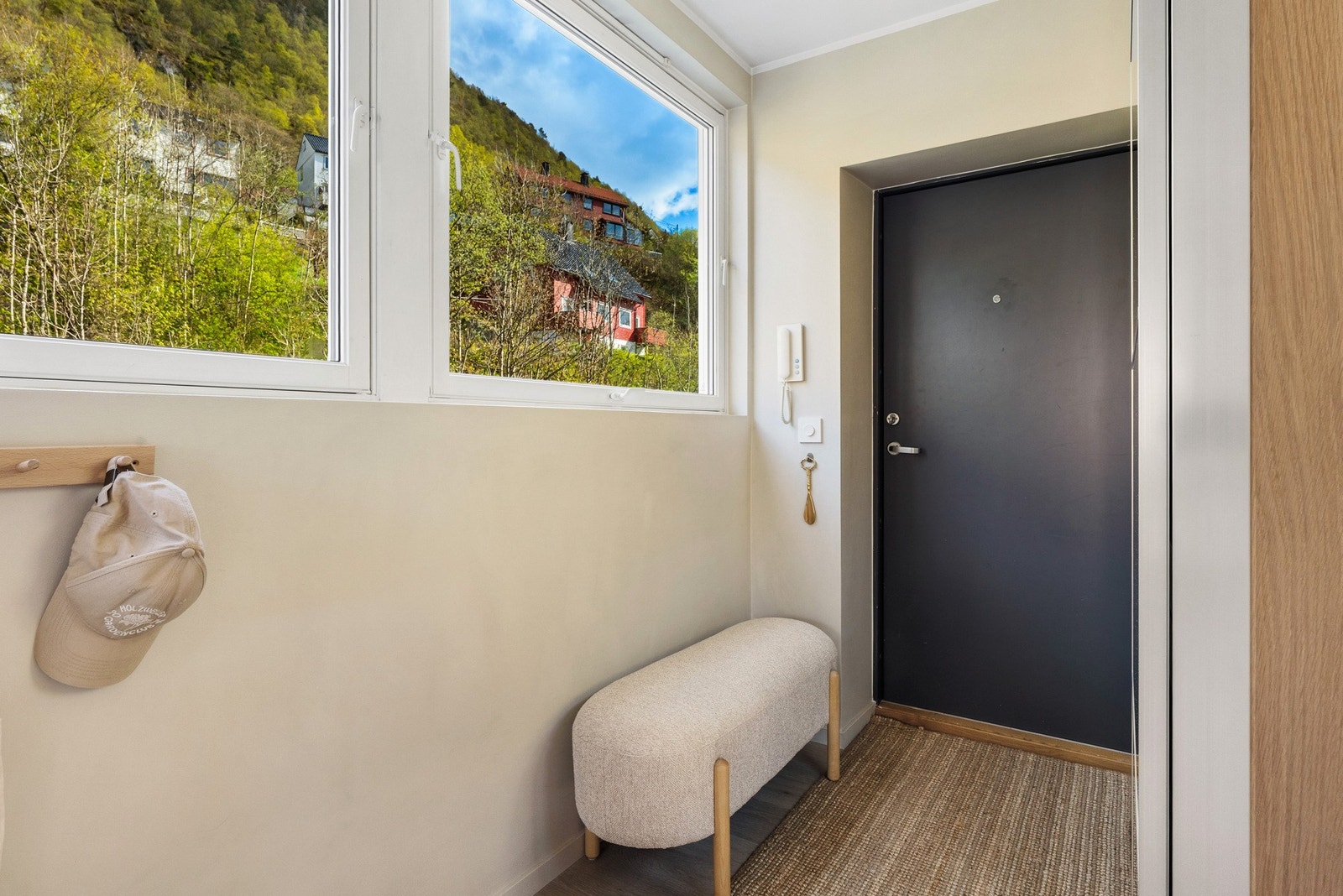 - Entréen er lys og innbydende med plass til oppheng av yttertøy - Galleribilde