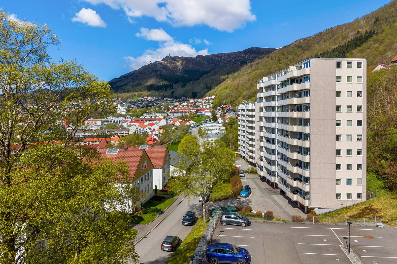 - Det er kort vei til bussholdeplass og det går buss til sentrum ca. hvert femte minutt - Galleribilde