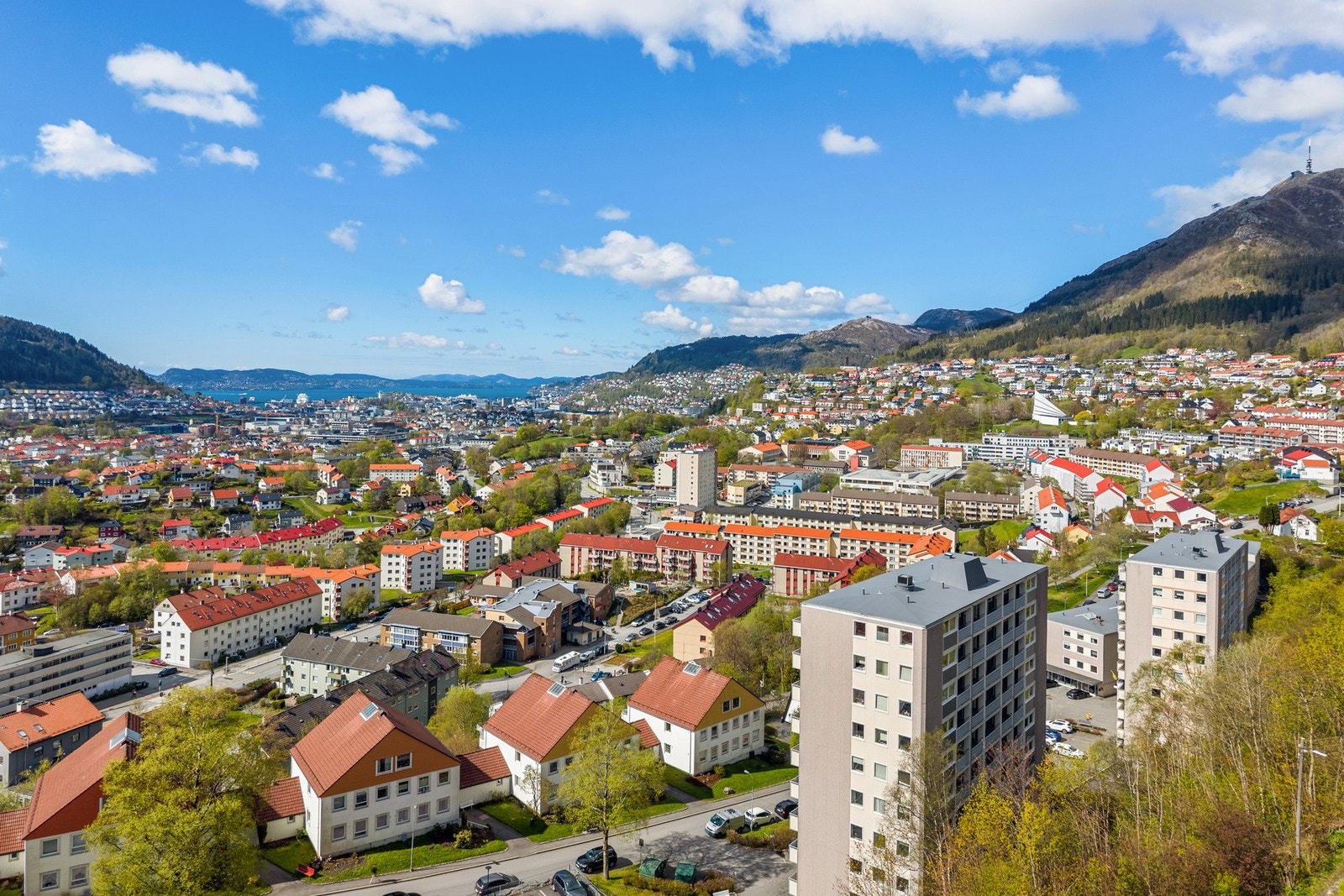 - Leilighetens beliggenhet er høy og fri med sol og fantastisk utsikt - Galleribilde