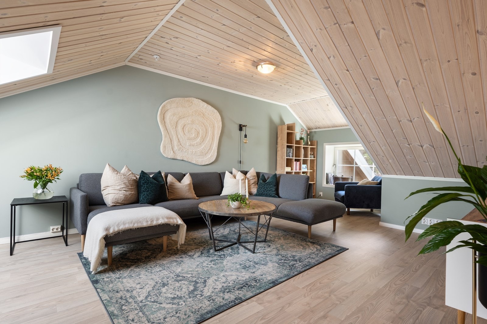 I tillegg til hovedstuen har leiligheten en egen loftstue med himling i trepanel. Galleribilde
