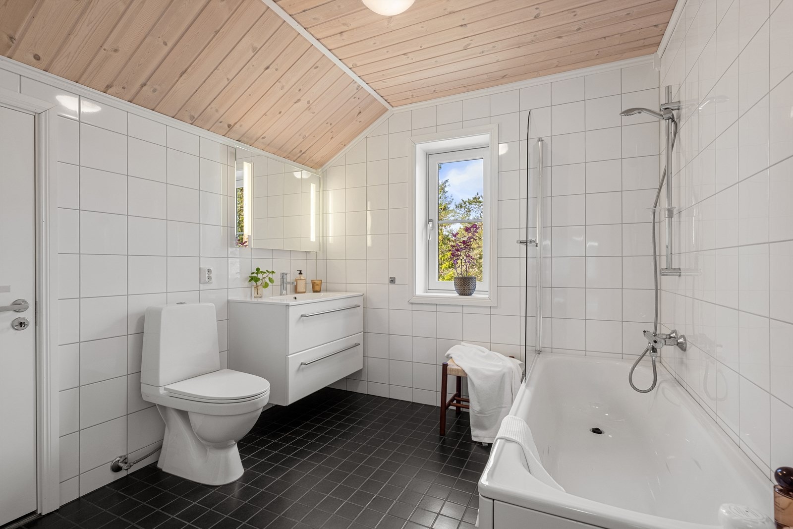 Badet på loftet er utstyrt med badekar og har, som det andre badet, vannbåren gulvvarme. Galleribilde