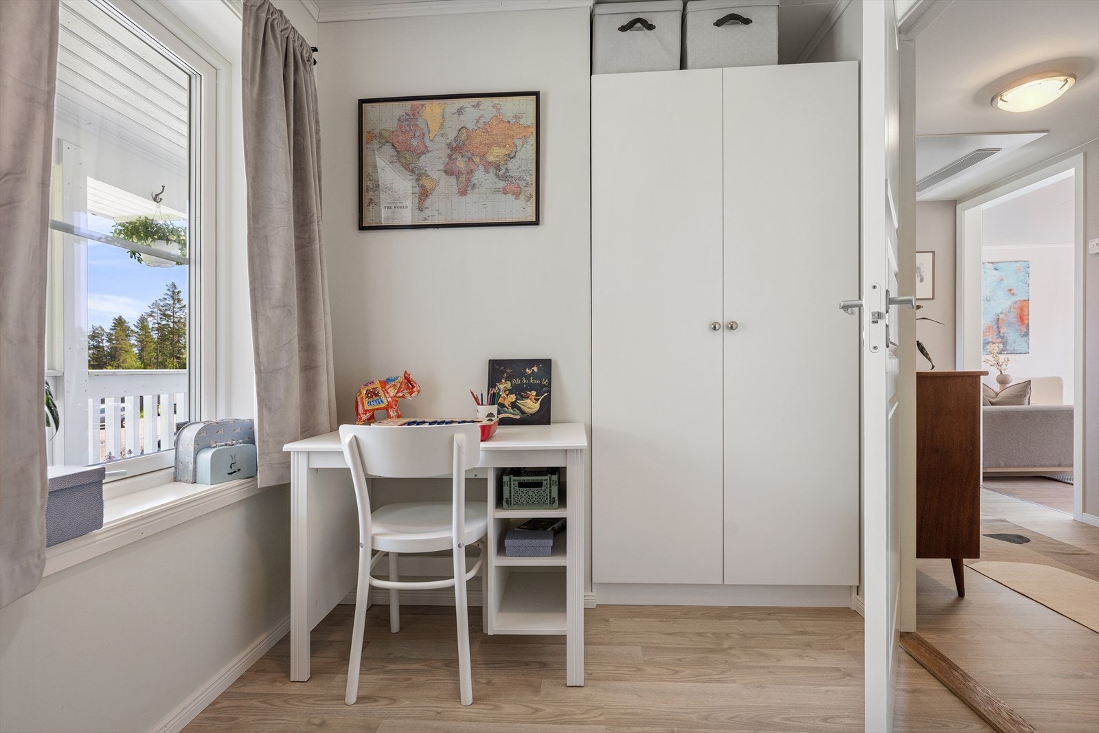 Soverommet er utstyrt med garderobeskap med glatte fronter. Galleribilde