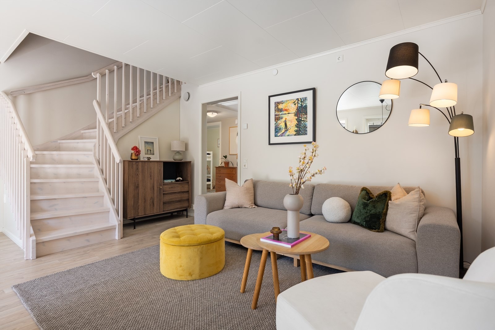 En innvendig vinkeltrapp i trekonstruksjon leder opp til loftsetasjen. Galleribilde