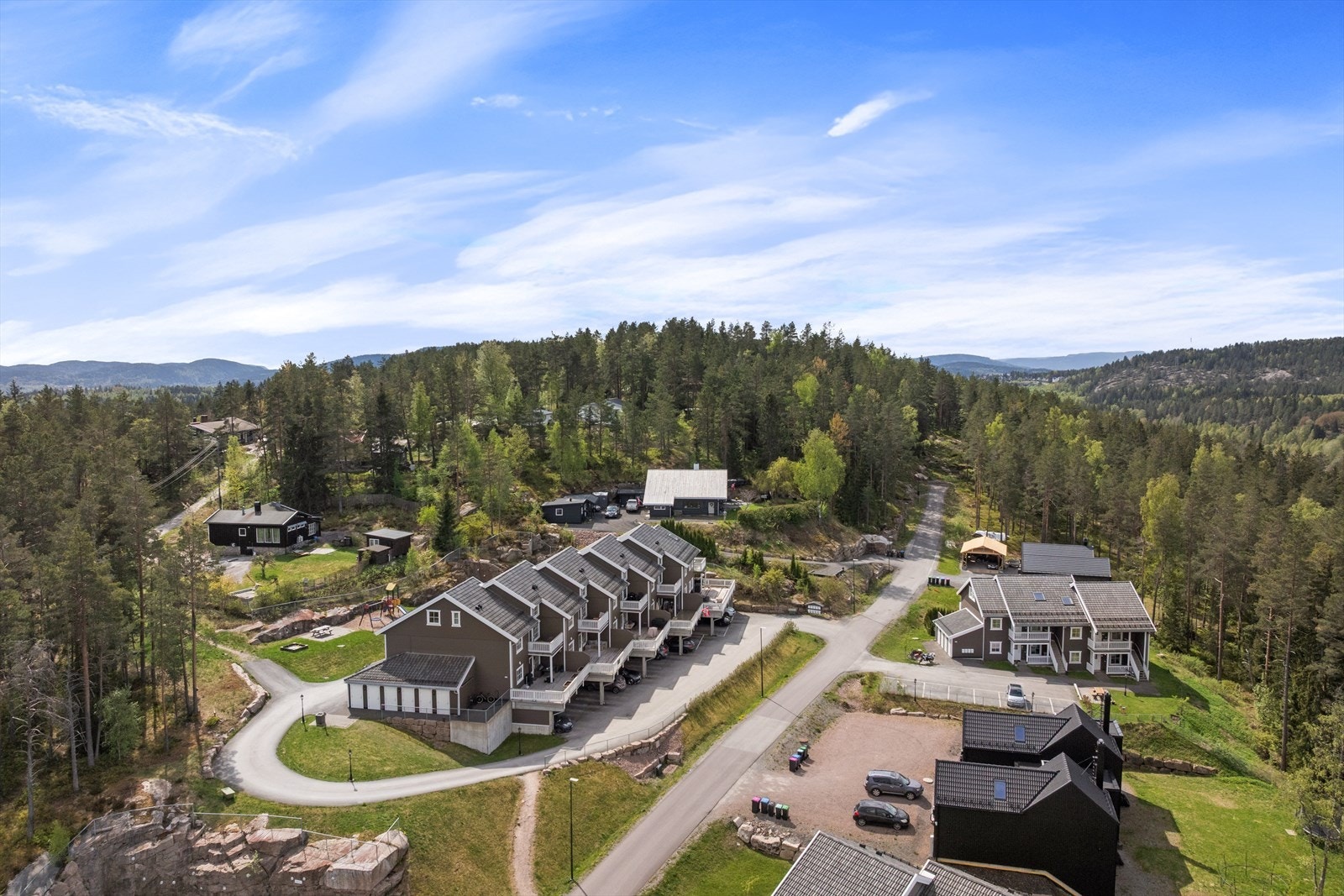 Boligområdet er rolig og familievennlig, med nærhet til natur. Galleribilde