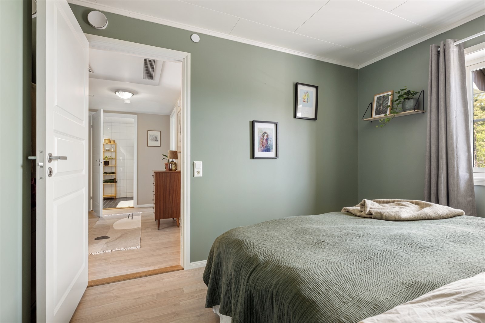Veggene har sparklede, malte plater som gir et rent uttrykk. Galleribilde