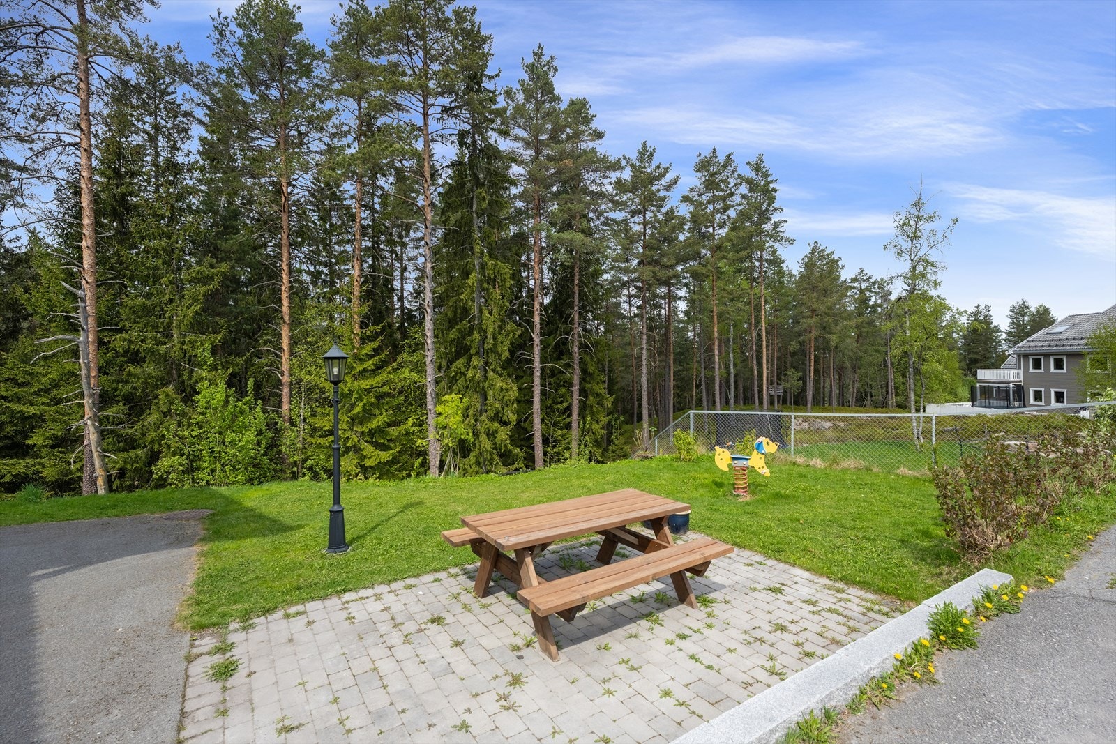 Fellesområdene er opparbeidet med sittegrupper og lekeapparater. Galleribilde