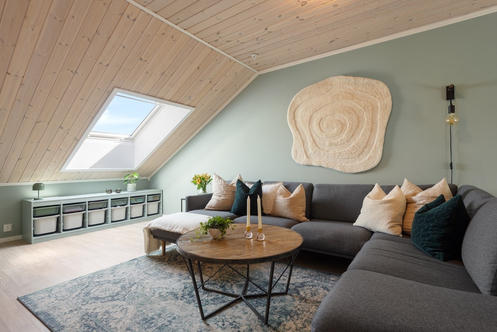 Et stort takvindu slipper inn rikelig med dagslys. Galleribilde