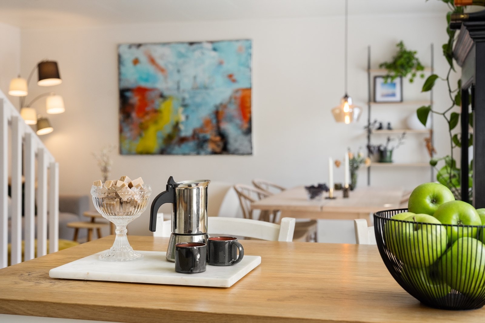 Den åpne løsningen mot stuen gjør matlagingen til en sosial aktivitet. Galleribilde