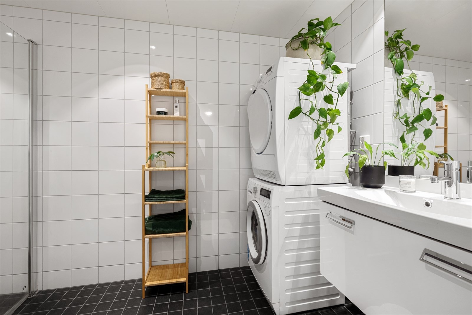 Badet i 2. etasje har vannbåren gulvvarme, veggmontert toalett og opplegg for vaskesøyle. Galleribilde